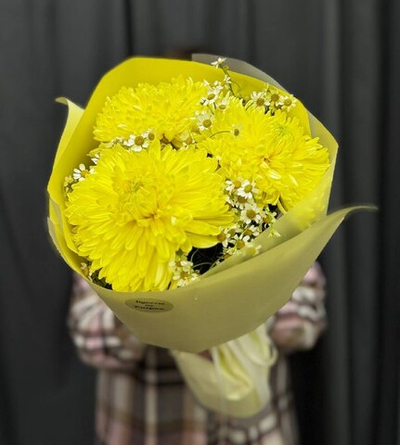 Букет из одноголовых хризантем с добавлением танацетума