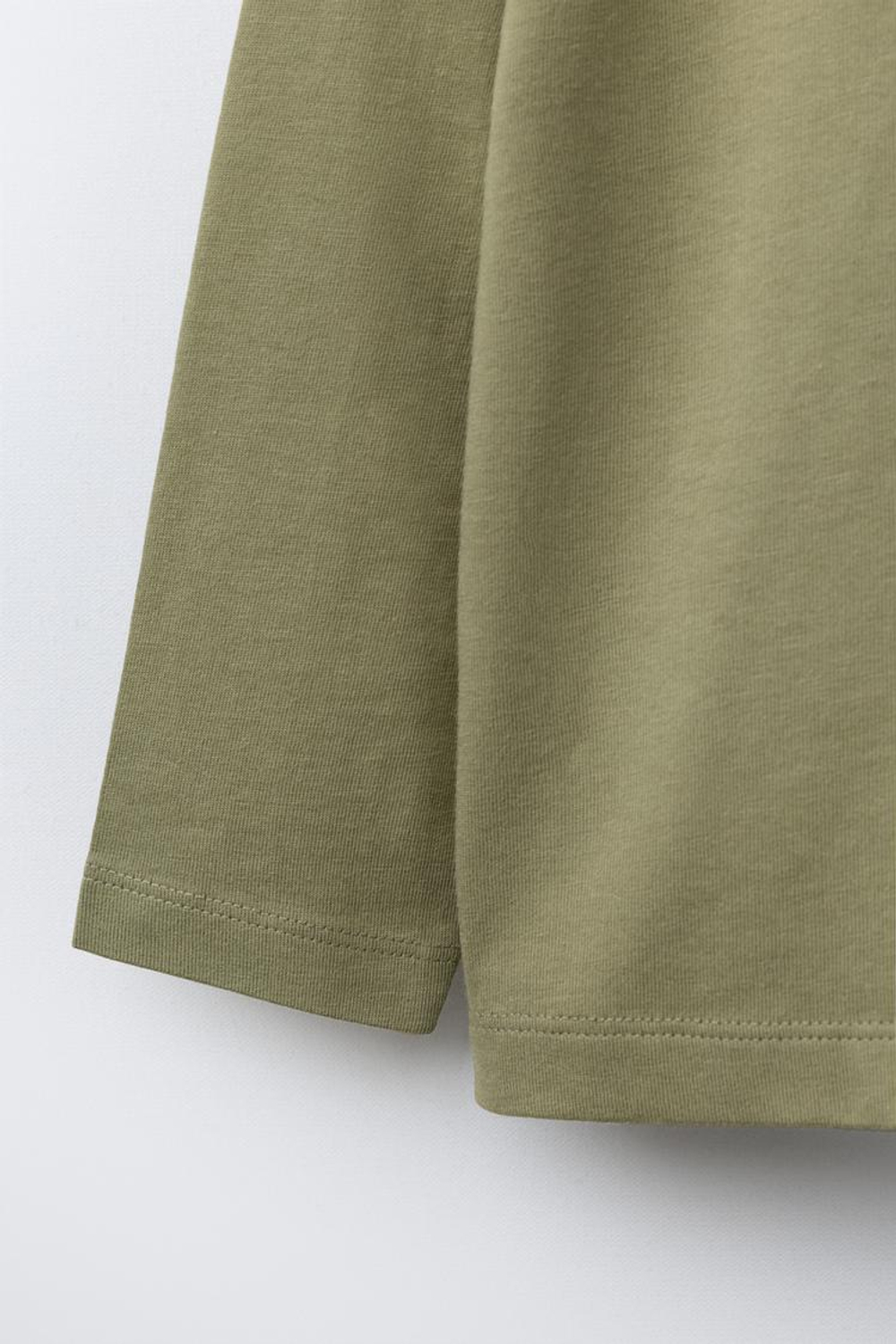 ZARA ФУТБОЛКА С ПРОРЕЗИНЕННЫМ ПРИНТОМ ЖИВОТНОГО, ХАКИ