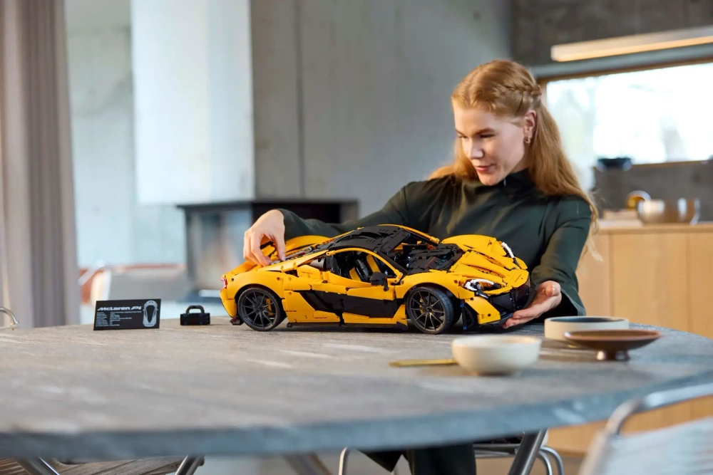 Конструктор LEGO Technic 42172 McLaren P1