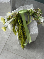 Свадебный букет из белых калл, хелеборуса, лизиантуса и зеленого амаранта