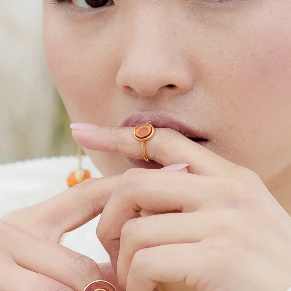 Кольцо тонкое с кругом, коньячный янтарь, позолота