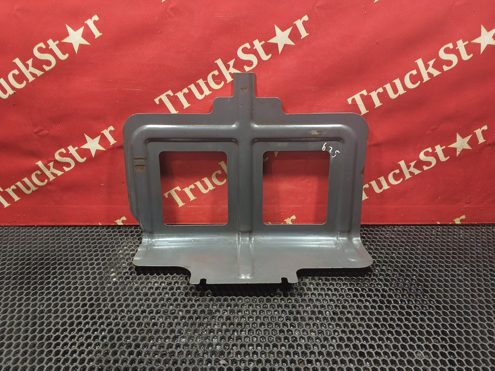 Кронштейн брызговика левого