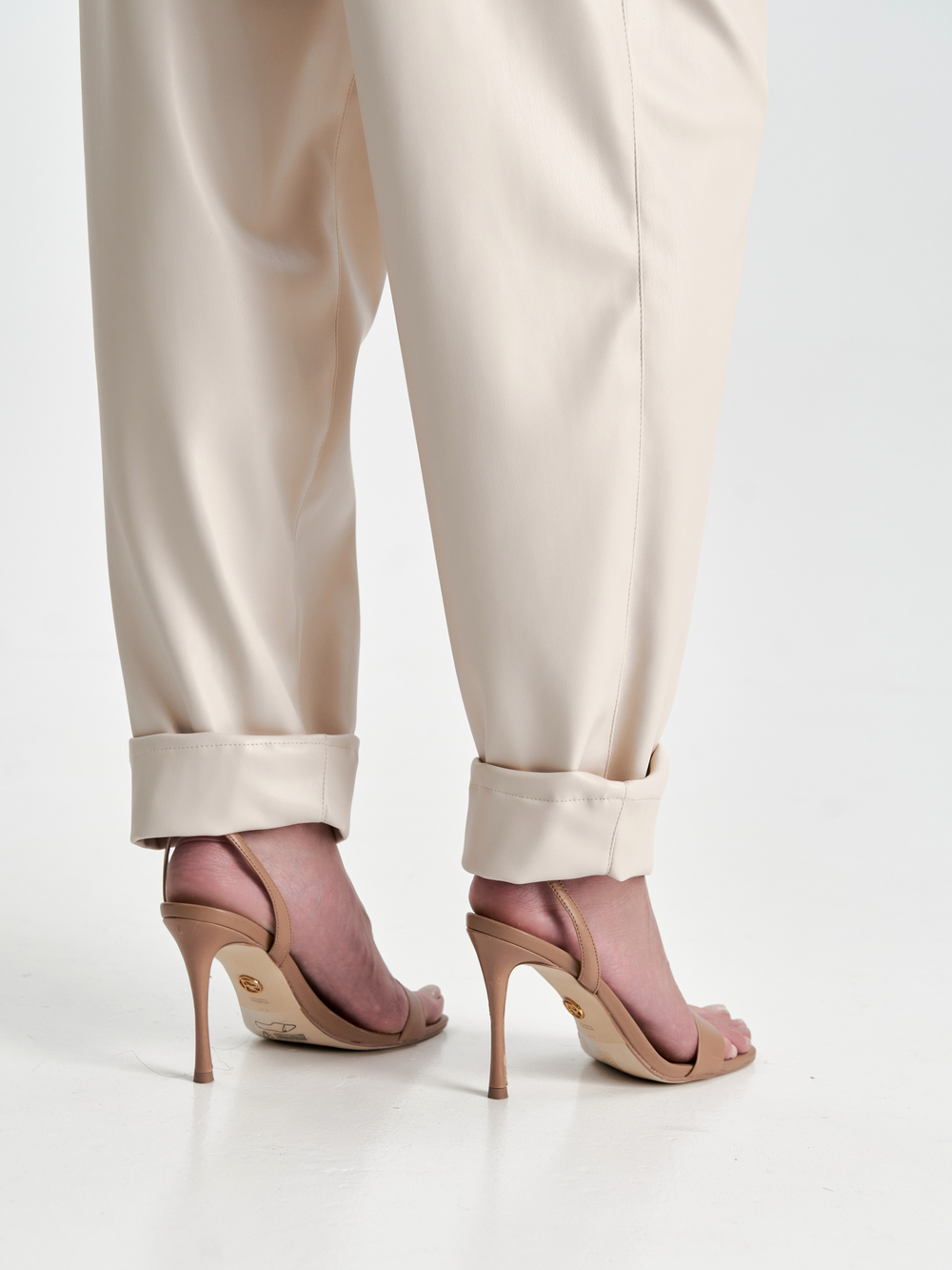 Брюки экокожа в молочном цвете