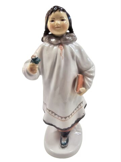 Фарфоровая статуэтка "Якутка с цветком и книгой" ЛФЗ