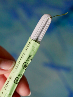 Проволока длинная японская формат U в зеленой упаковке № 28 Белая, длина 72 см согнута пополам, 100 штук.