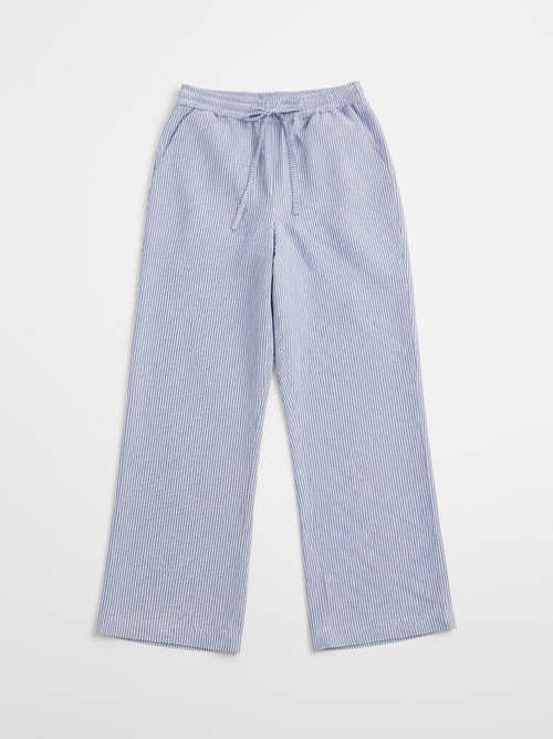 Свободные брюки в пижамном стиле