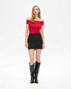 Топ трикотажный с открытыми плечами и короткими рукавами