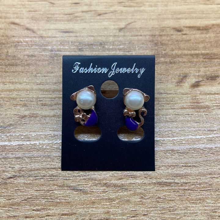 Серьги Small Кошка жемчужинка эмаль цветная цвет фиолетовый металл золотистый