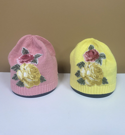 Шапочка трикотажная из хлопка однослойная на девочку с двумя большими розами на размер 52, цвета в ассортименте