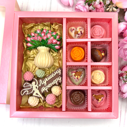 Шоколадный подарок "Лучшему тренеру. Художественная гимнастика. Ваза с тюльпанами": шоколадка-надпись, фигурка и 8 конфет ручной работы