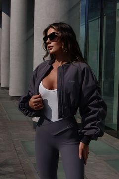 Бомбер с объемными рукавами