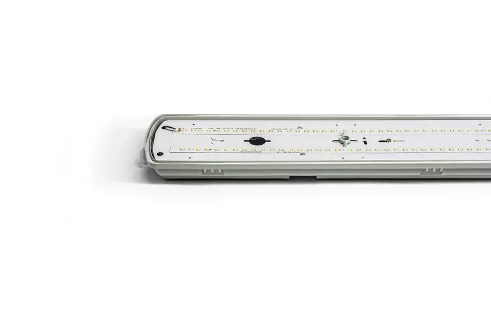 Светильник LED ДСП Айсберг 76W-9500Лм IP65 4000К опал 1262х128х85мм vs103-76-op-4k