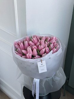 Букет из 51 нежно-розового тюльпана
