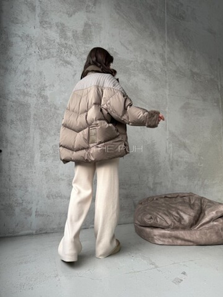 Пуховик с вязаными вставками и отделкой из меха