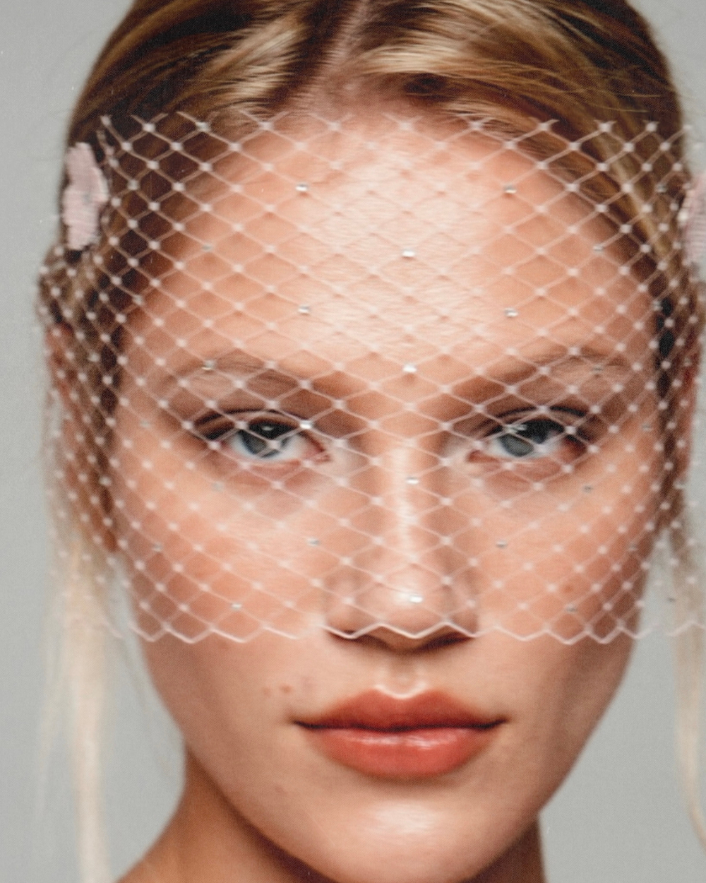 Вуаль розовая с цветами из шелка