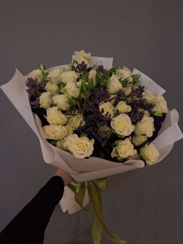 Букет из белых кустовых роз с нежным лимониумом