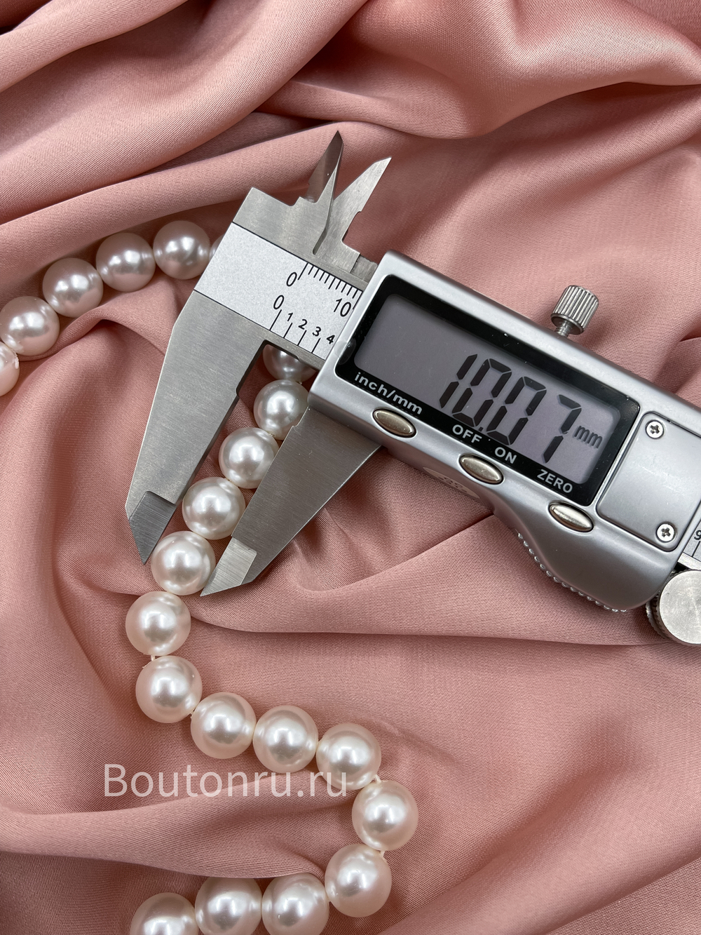 Жемчуг белый на нити