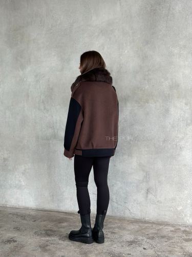 Шоколадная куртка с черными рукавами