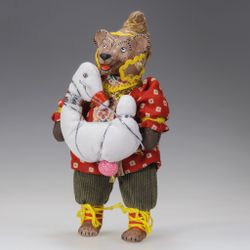 Ёлочная игрушка Медведь в колпаке с гусём