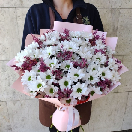 Букет из 9 кустовых хризантем сорта "KENNEDY WHITE" и малиновым лимониумом