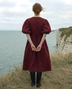 Платье с жабо и рукавами-фонариками из крапивы цвета бордо