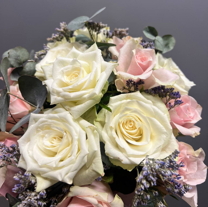 Нежная композиция из кеннийских роз с эвкалиптом