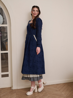 Платье с квадратным вырезом