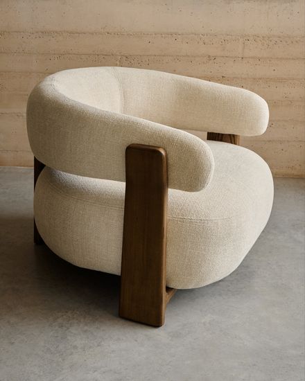 Granite Кресло из бежевого шенилла и массива ясеня в отделке орех Испания La Forma