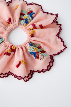 ZARA РЕЗИНКА ДЛЯ ВОЛОС С КОНТРАСТНЫМИ БУСИНАМИ, РОЗОВЫЙ