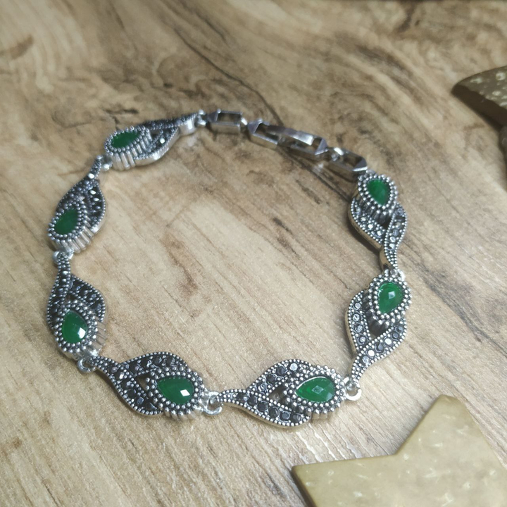 Браслет Vogue Тюльпан кристалл граненый зеленый стразы графитовые металл серебристый на красном бархате