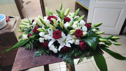 Ритуальная композиция из живых цветов на могилу/гроб ФЖ №2