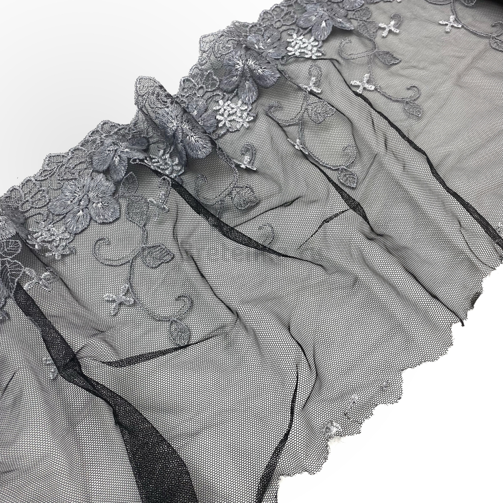 Вышивка на сетке черная с серыми цветами 21 см