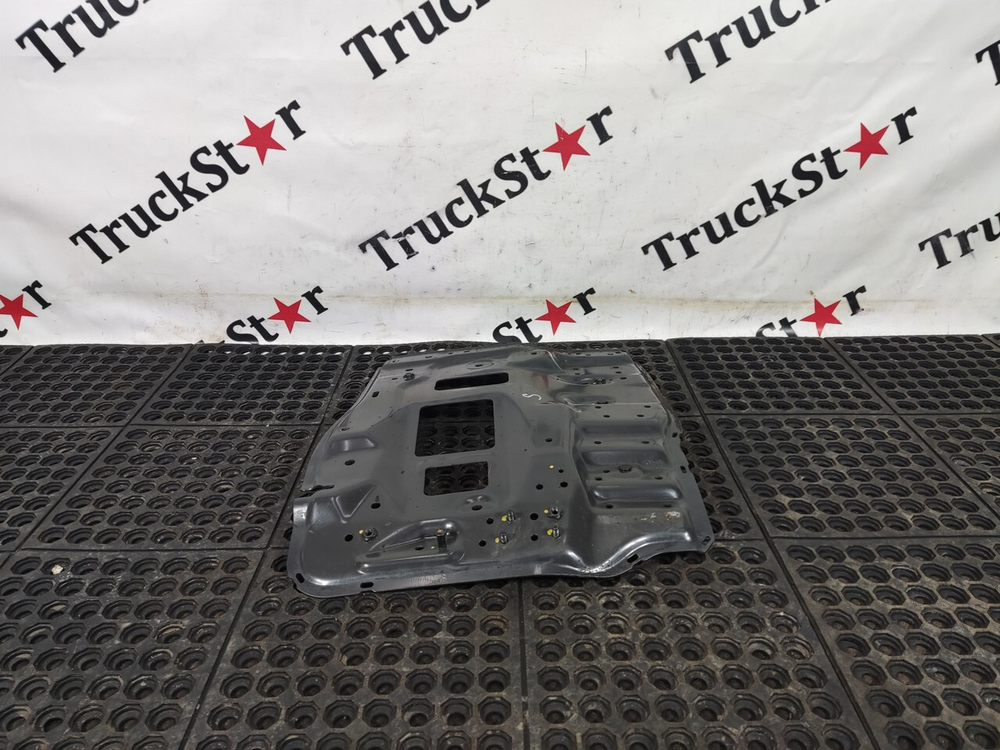 Кронштейн подножки правой 2020г.