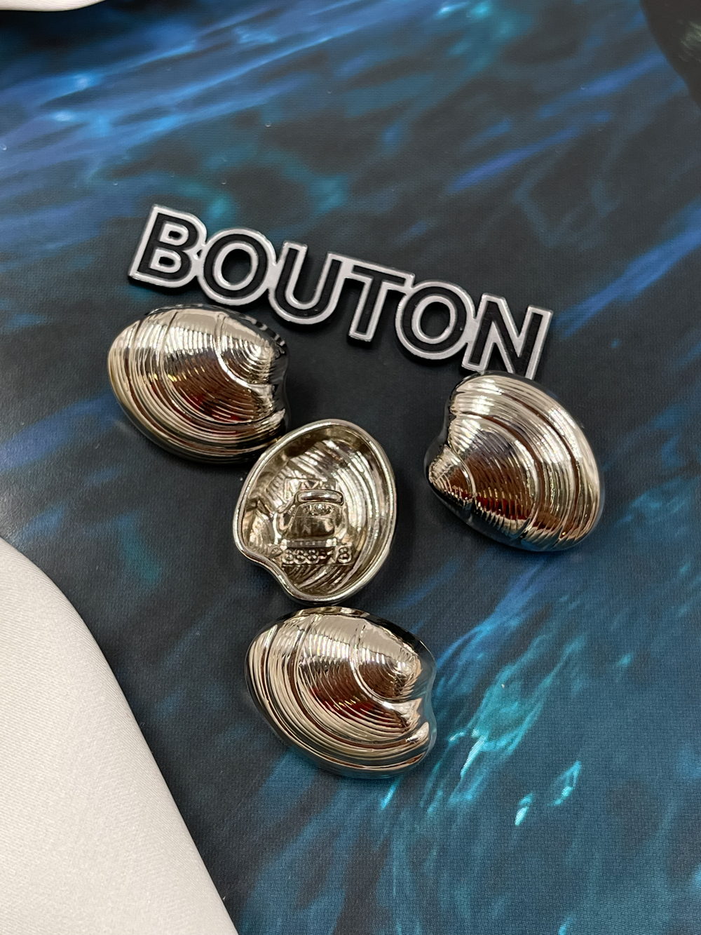 Пуговицы в форме ракушки серебристые