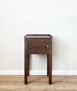 упить дизайнерский, элегантный, классический приставной прикроватный столик с левым ящиком для хранения из массива натурального дерева бука. Старинная латунная фурнитура по эскизам 19 века, добавляет изысканности и индивидуальности.
Оформите заказ сейчас и наслаждайтесь столиком Crown в своем доме! Доставка доступна как в Москве, так и в регионах.