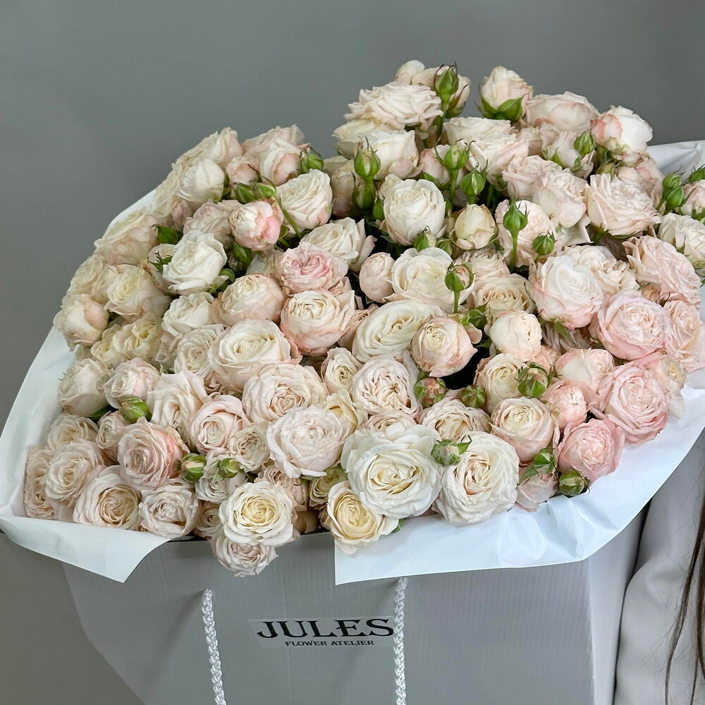 Букет из пиновидных кустовых роз «Бомбастик» 51 штука