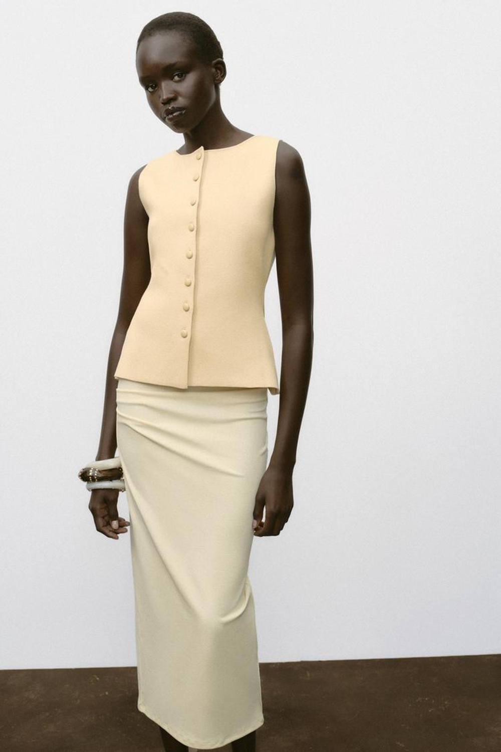 ZARA ТРИКОТАЖНЫЙ ЖИЛЕТ С ПУГОВИЦАМИ, ЦВЕТ СЛИВОЧНОГО МАСЛА