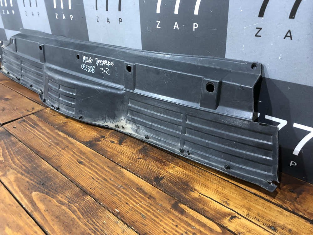 Накладка заднего бампера Mitsubishi Pajero 4 Б/У Оригинал 3m00x6410a186