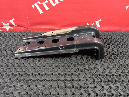 Кронштейн крыла переднего