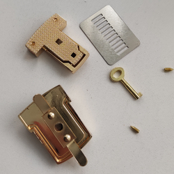 Замок-защелка портфельный на винтах 33*45 Золото