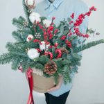 Новогодняя композиция в шляпной коробке с гирляндой