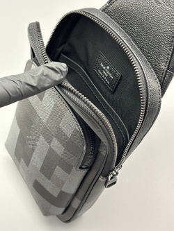 Сумка- слинг Louis Vuitton