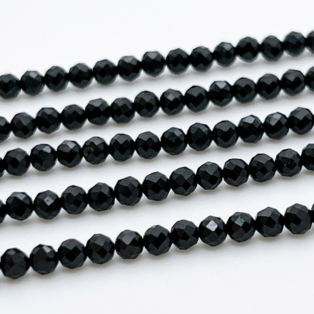 Шерл граненый бусины (черный турмалин), размер около 3 мм, цена за нить 38 см