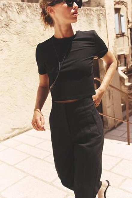 ZARA УКОРОЧЕННАЯ ФУТБОЛКА ИЗ ЭЛАСТИЧНОЙ ТКАНИ, ЧЕРНЫЙ