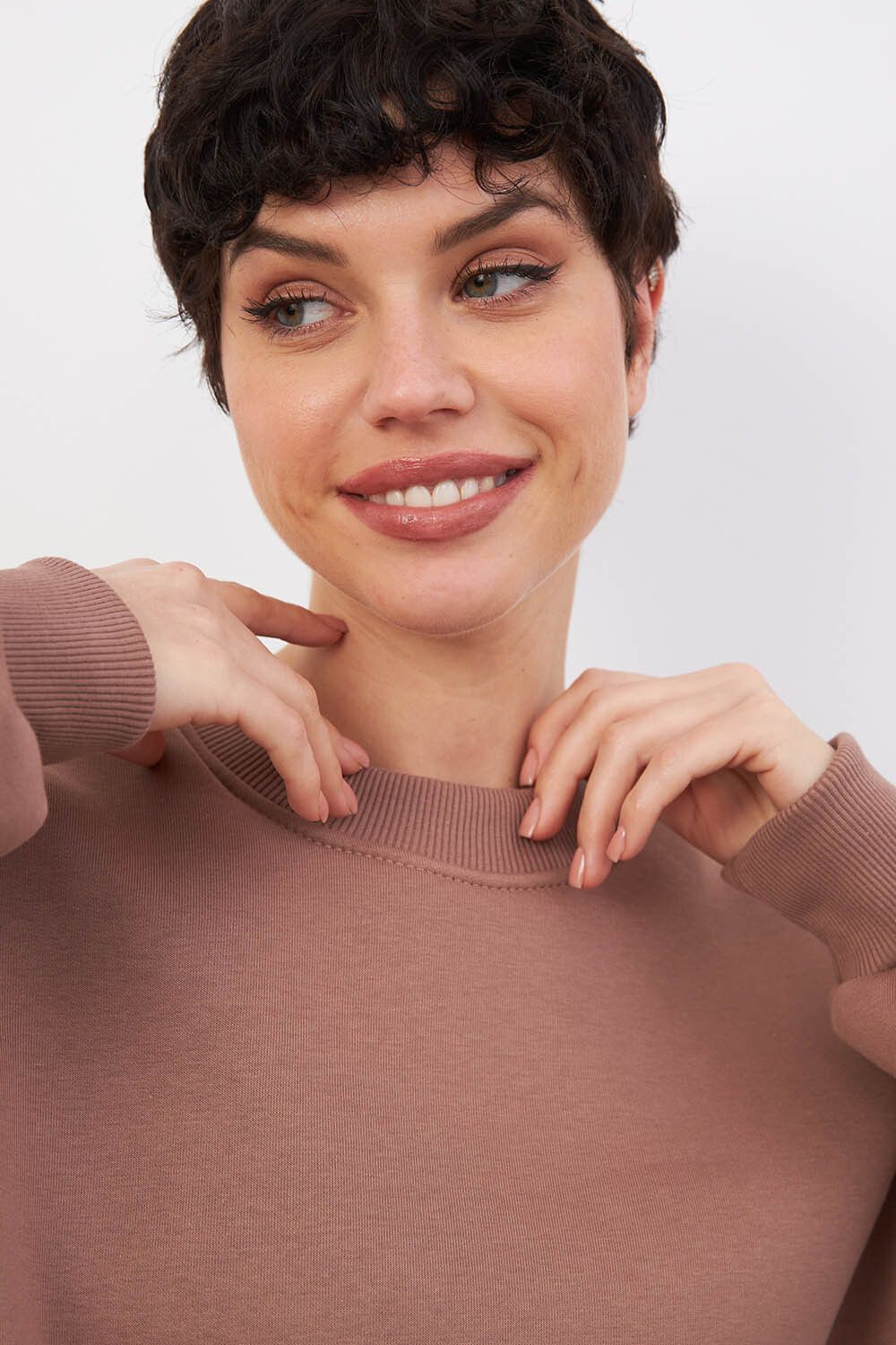 Утепленный свитшот цвета молочный шоколад