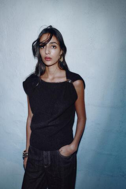 ZARA ТОП С БРОШЬЮ И РУКАВАМИ «КРЫЛЫШКО», ЧЕРНЫЙ