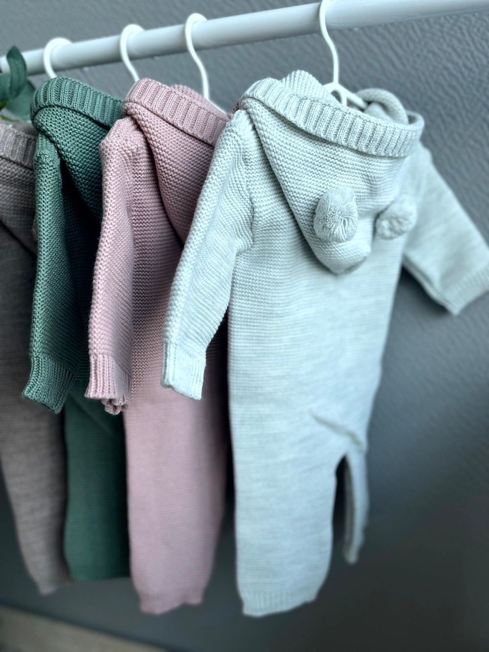 Комбинезон вязаный с капюшоном "Lucr" (открытые ножки)