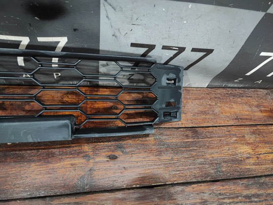 Решетка переднего бампера Skoda Rapid 2 20-нв Б/У Оригинал 60U853677D