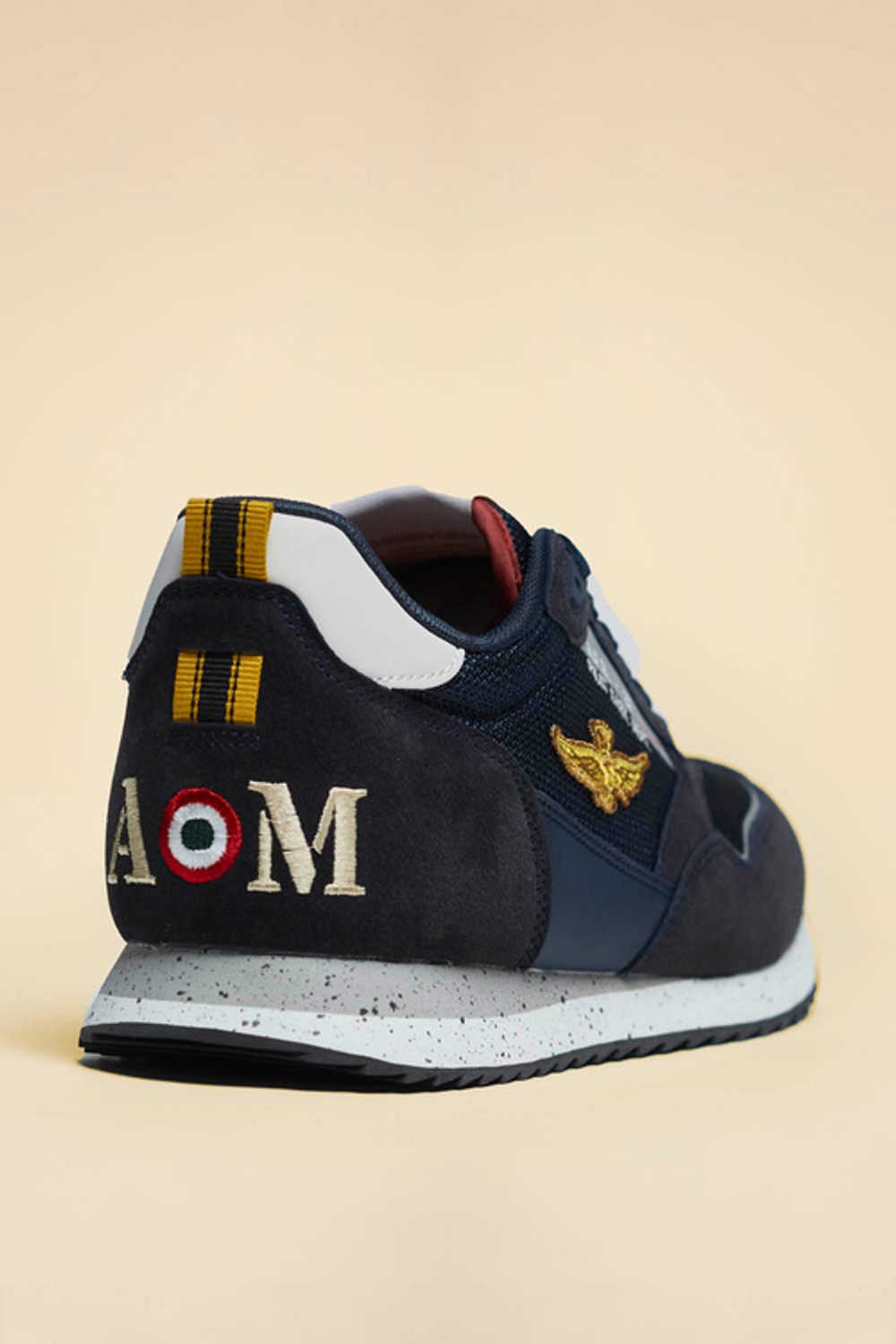 Кроссовки из текстиля