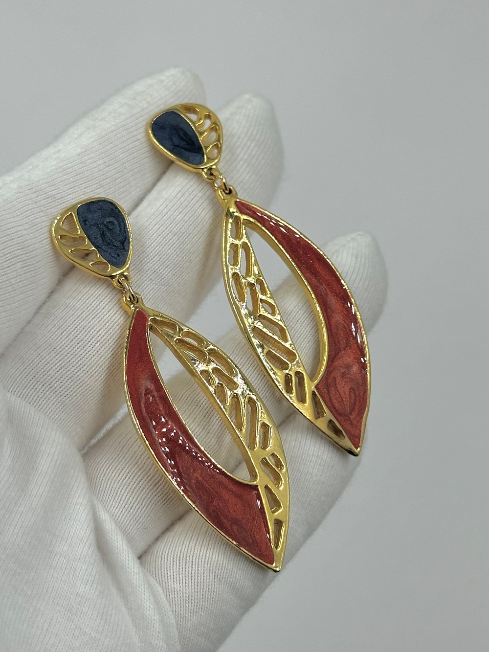 Серьги с подвесками с коричневой и серой эмалью